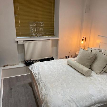 Central Private Double Bedroom In A 2Bedroom Apartment, Connected Via Underground, Overground And Many Bus Routes Londres Exterior foto