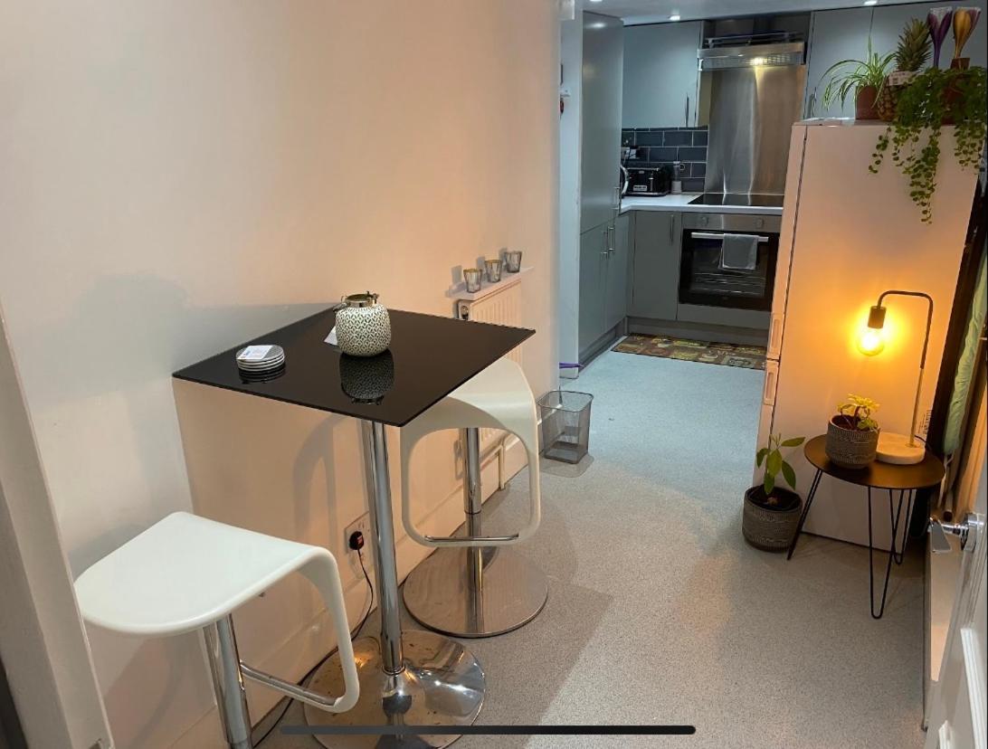 Central Private Double Bedroom In A 2Bedroom Apartment, Connected Via Underground, Overground And Many Bus Routes Londres Exterior foto