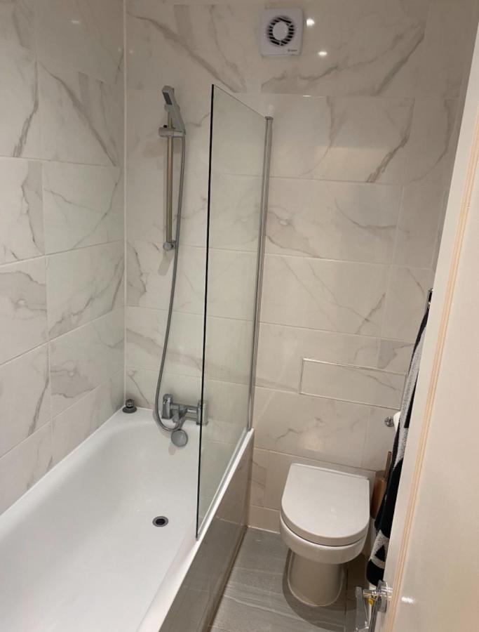 Central Private Double Bedroom In A 2Bedroom Apartment, Connected Via Underground, Overground And Many Bus Routes Londres Exterior foto