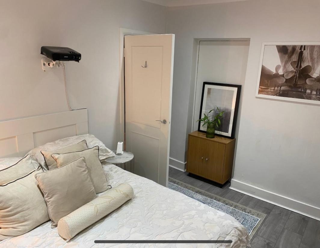 Central Private Double Bedroom In A 2Bedroom Apartment, Connected Via Underground, Overground And Many Bus Routes Londres Exterior foto
