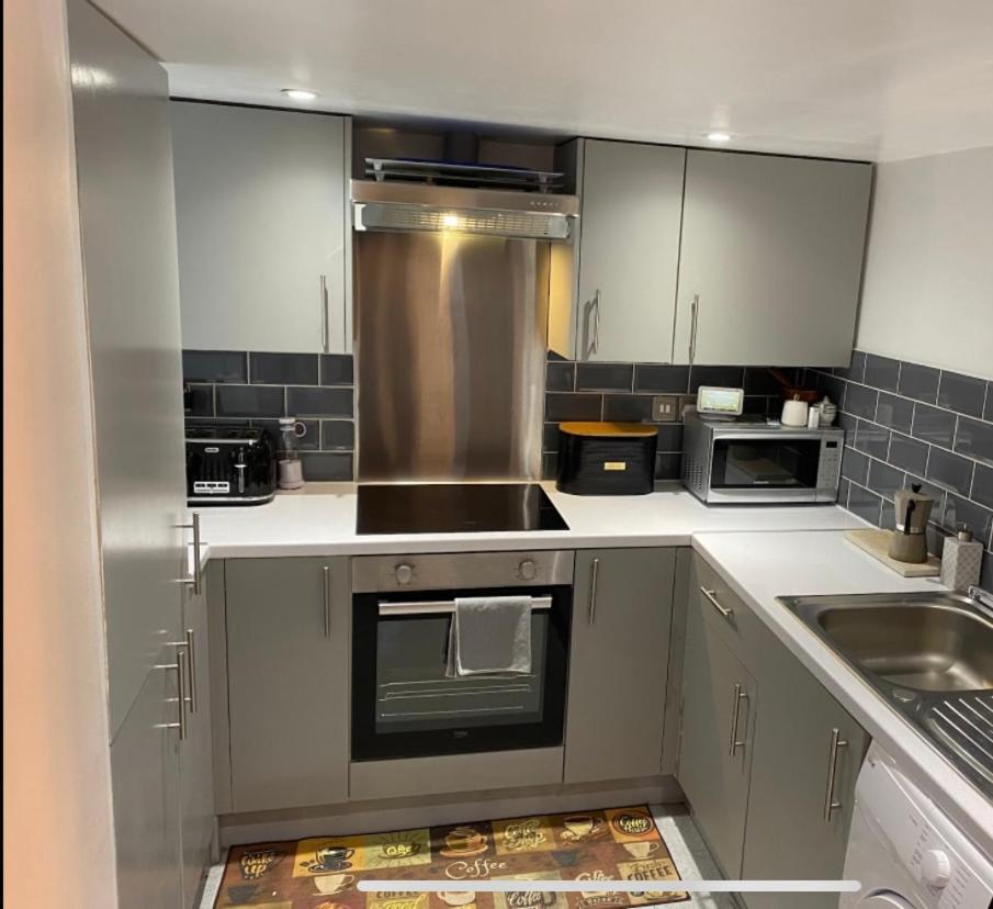 Central Private Double Bedroom In A 2Bedroom Apartment, Connected Via Underground, Overground And Many Bus Routes Londres Exterior foto